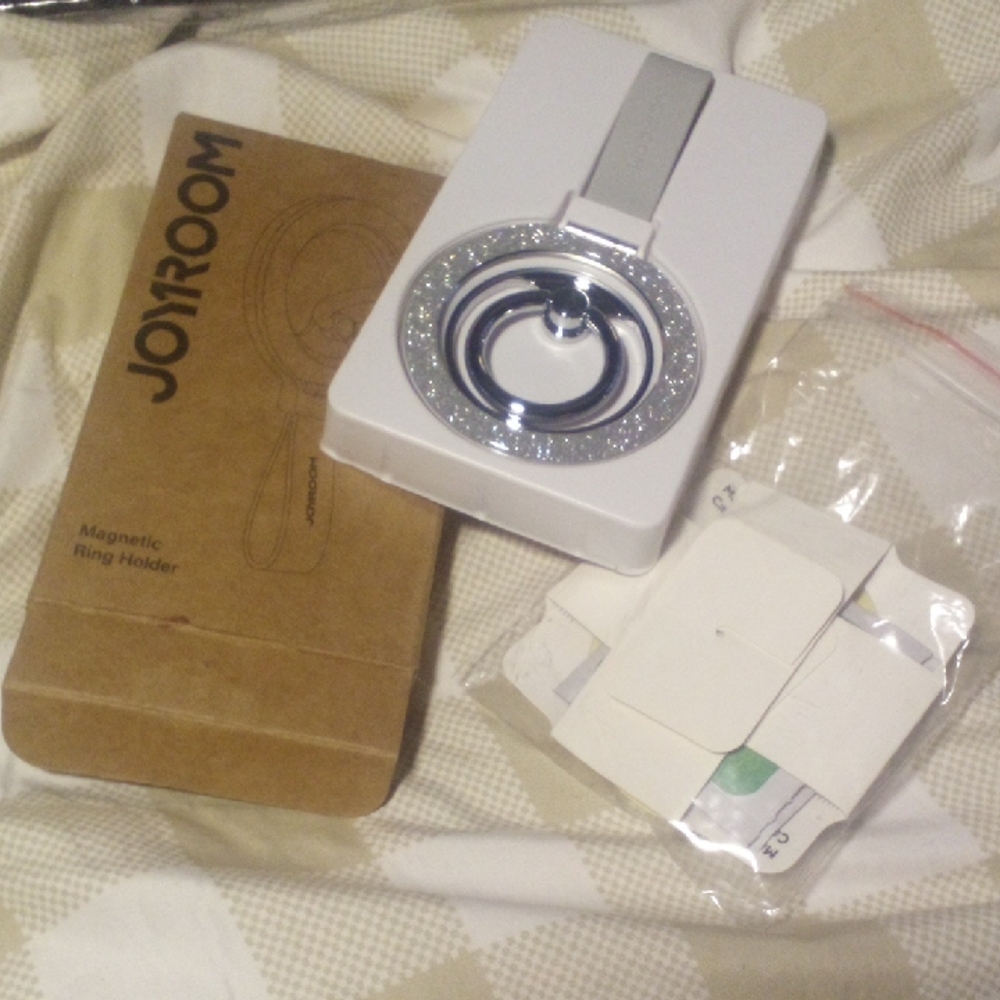 NIB! Silver Magnetic Phone Ring Holder